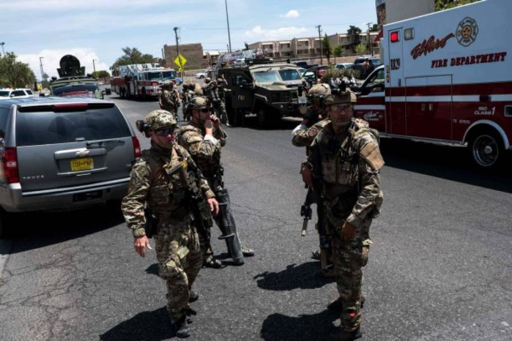 La policía de El Paso llamó a la población a permanecer alejada de la zona: 'Alerta tiroteo, manténganse lejos del centro comercial Cielo Vista, la situación está aún en desarrollo'.