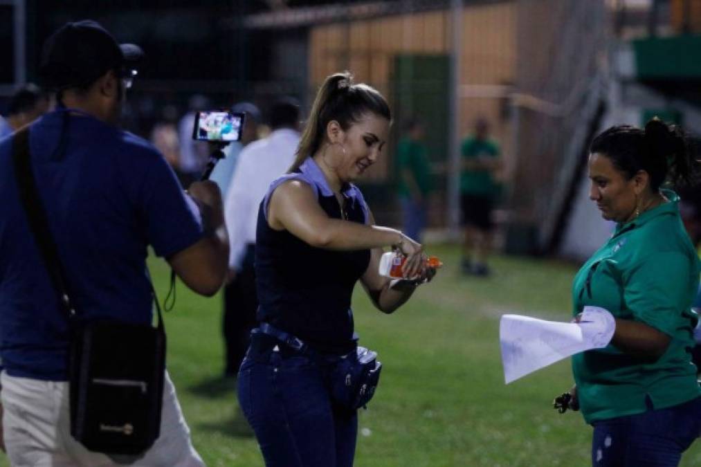 La periodista de Diario Diez, Jenny Fernández, se cubre con repelente de mosquitos antes del partido.