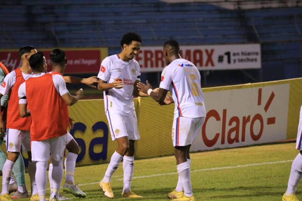 Yan Maciel y Beckeles bailaron en el césped del estadio Olímpico. 