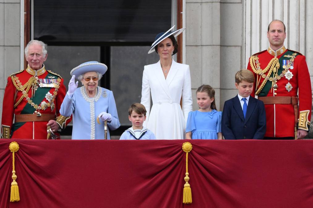 Los príncipes George, Louis y Charlotte opacan a Harry y Meghan en el desfile militar por el Jubileo