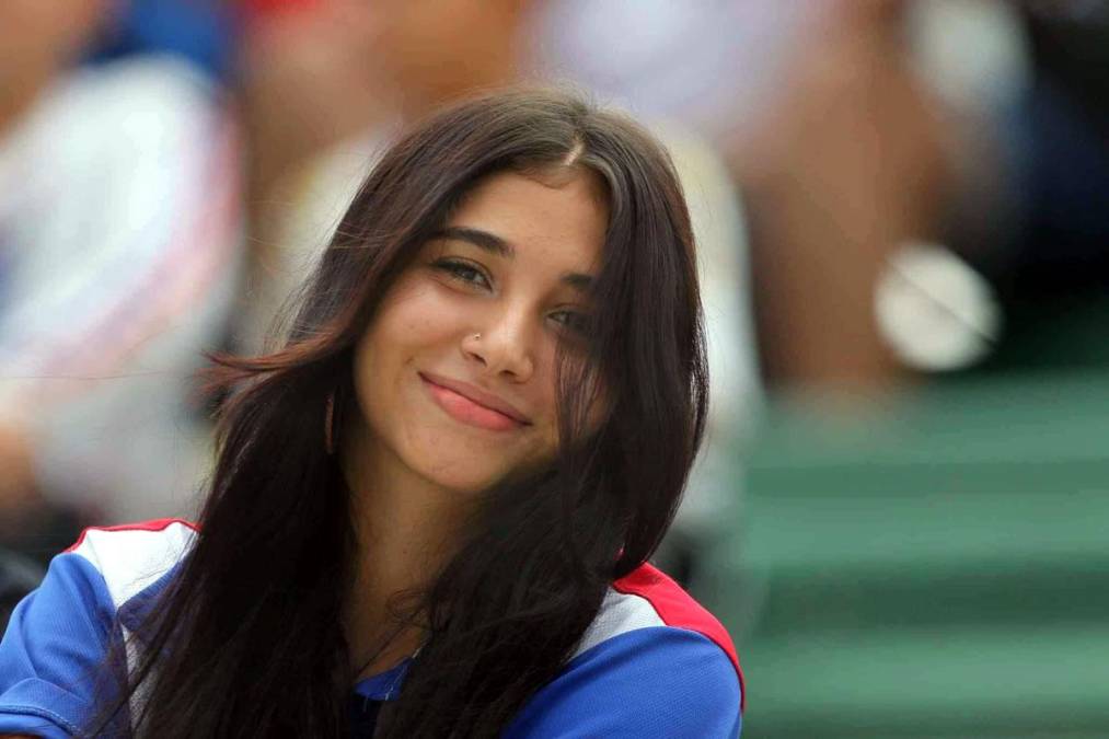 ¡Qué bella! Esta aficionada del Olimpia le mostró a la cámara de Diario LA PRENSA su mejor sonrisa.