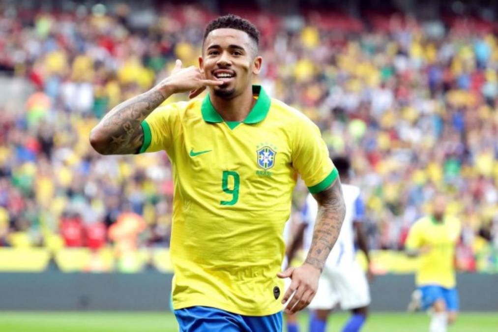 Gabriel Jesus celebró como ya es costumbre, como hablando por teléfono.