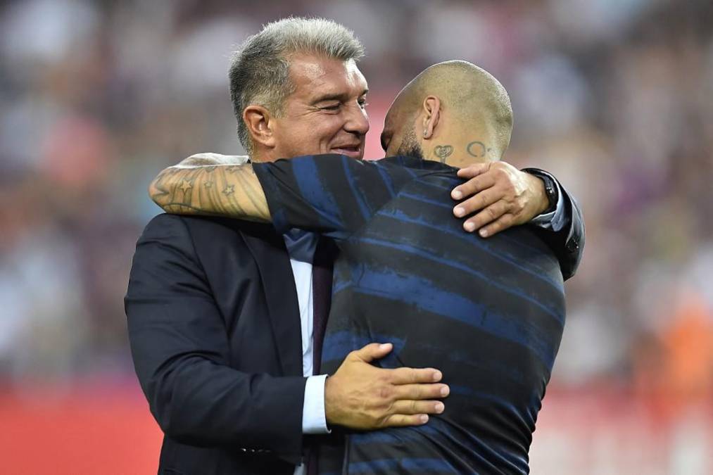 Dani Alves se dio un gran abrazo por el presidente Joan Laporta del FC Barcelona.