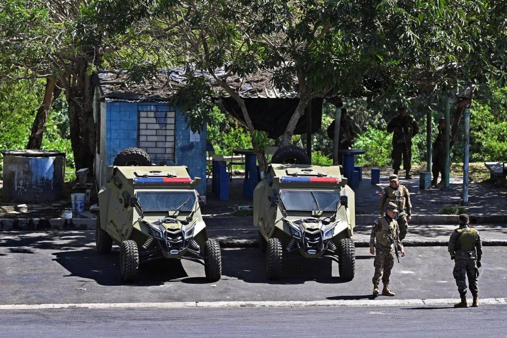 “Antes ni Dios nos salvaba con los pandilleros, hoy es distinto”, recuerda el pastor evangélico Mauricio González en el barrio La Campanera, un bastión de pandilleros tomado por militares en la ciudad salvadoreña de Soyapango, cercada como parte de la guerra contra esos grupos criminales.