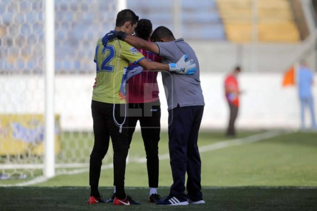 Una pequeña oración de los porteros de la UPN con su preparador antes del partido ante Real de Minas en el estadio Nacional.