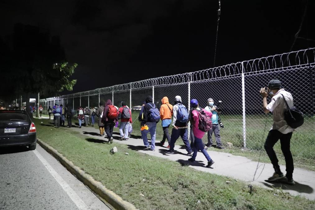  El segundo grupo, de no menos de 400, salió unas tras horas más tarde, dirigiéndose hacia Corinto, punto aduanero en la frontera común de Honduras y Guatemala, cercana al Caribe.