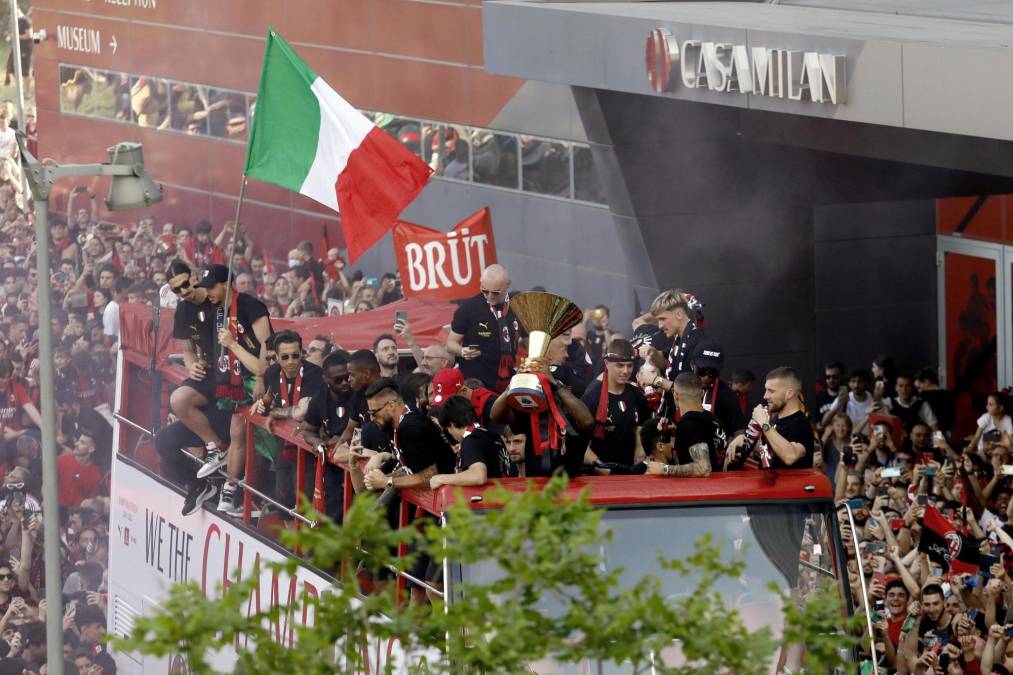 El AC Milan recorrió las calles en un autobús y sus fans se volvieron literalmente locos.
