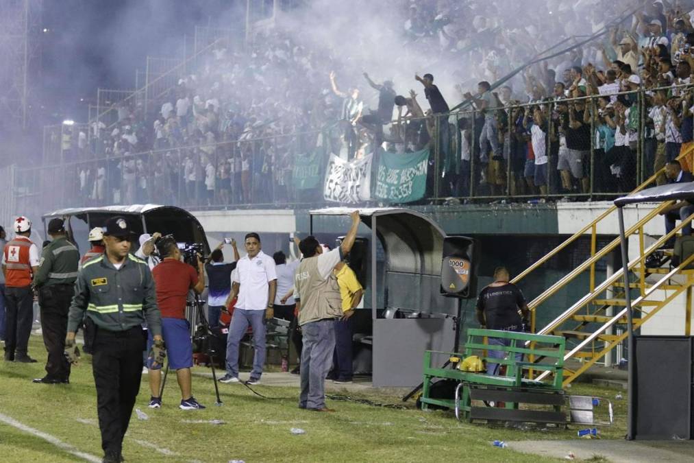 El zafarrancho comenzó cuando seguidores del Platense lanzaron objetos al banquillo del Independiente de Siguatepeque en el tiempo agregado del minuto 90.