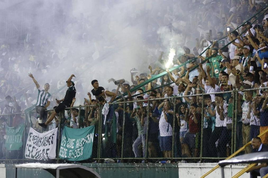 El Tiburón empató con un golazo de Alain Santos y los aficionados porteños encendieron bengalas en medio de la algarabía.