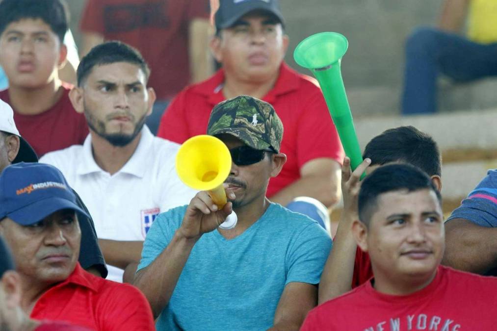 Aficionados tocoeños pusieron el ambiente con trompetas en las gradas del inmueble de Tocoa.