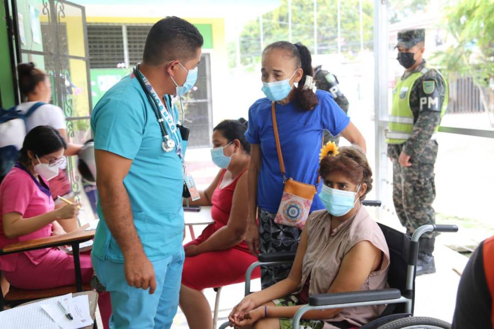 Brigada médica atiende a personas de ocho comunidades albergadas en escuela de Choloma (Fotos)