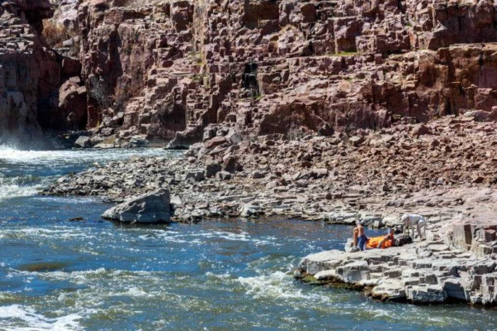 'Dakota del Sur no es Nueva York', dijo la gobernadora Kristi Noem, al frente del gobierno del estado conocido por sus enormes bustos presidenciales tallados sobre el granito del Monte Rushmore, que cuenta con una densidad de poco más de cuatro residentes por kilómetro cuadrado.