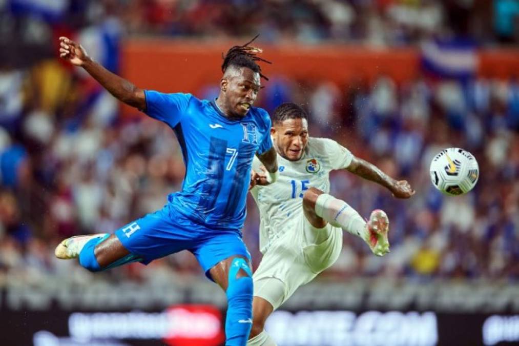 Alberth Elis disputando el balón con el panameño Éric Davis.