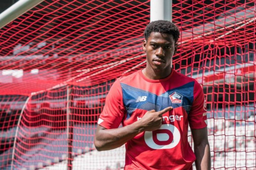 El Lille de Francia ha anunciado el fichaje para las próximas cinco temporadas del delantero internacional canadiense de 20 años Jonathan David, hasta ahora en el Gent y máximo goleador del último campeonato belga, para cubrir la vacante dejada por el nigeriano Victor Osimhen, traspasado al Napoli.<br/><br/>La cantidad desembolsada por el Lille no ha sido revelada, pero se estima que es de 27 millones de euros, un nuevo récord par 'Les Dogues', que habían invertido 20 millones para fichar al centrocampista portugués Renato Sanches el verano pasado.