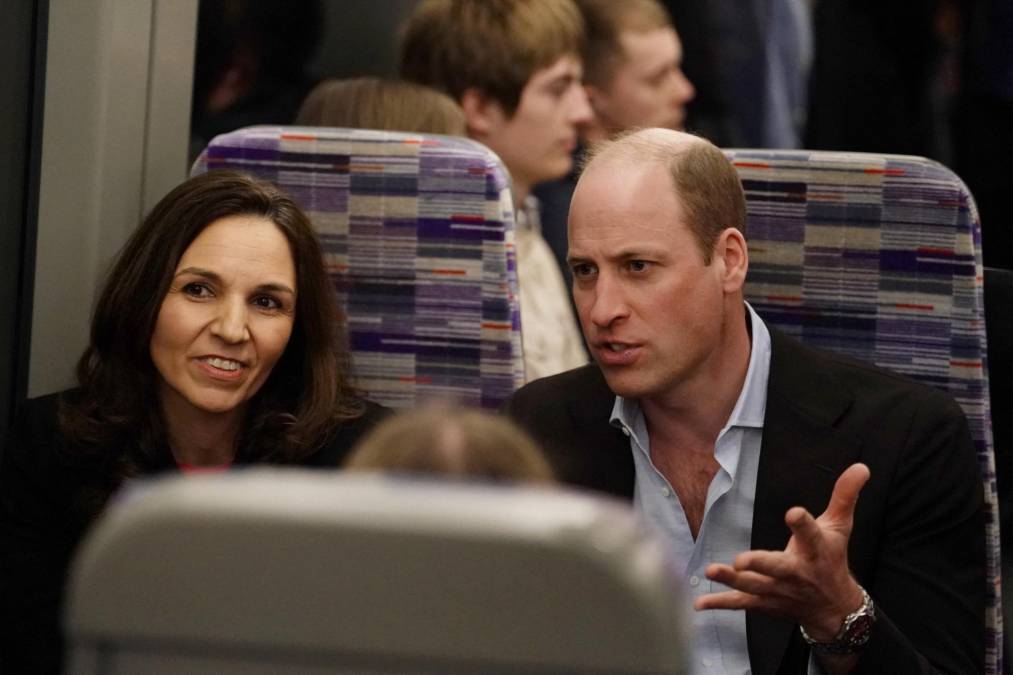 El príncipe William se sentó junto a varios pasajeros para saludarlos a pocos días de la coronación de su padre.