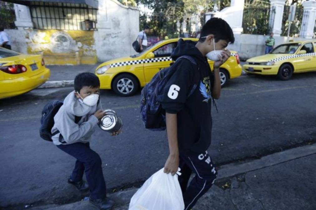 Bukele también anunció la suspensión de clases en las escuelas y universidades por 21 días y señaló que están prohibidas las actividades como conciertos o eventos deportivos donde se congreguen más de 500 personas.