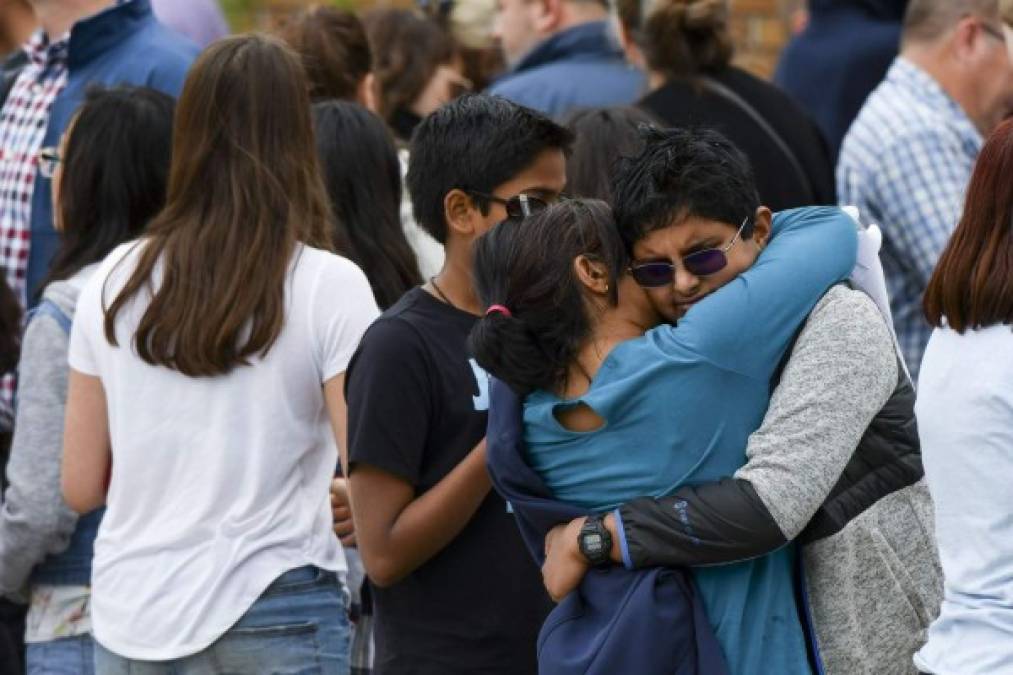 Brian Jones, quien tiene un hijo en segundo grado en la escuela, dijo a la prensa: 'Es algo que destroza los nervios... Había montones de padres y niños llorando'