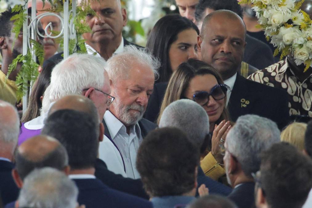 Previamente, el presidente de Brasil Luiz Inácio Lula da Silva, acudió más temprano al velorio para recogerse ante el ataúd colocado sobre el césped del recinto deportivo.