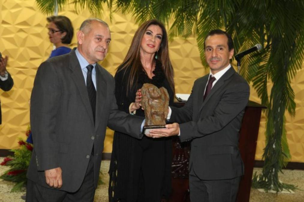 Carmen Chahín entregó al BCH una escultura creada por ella.