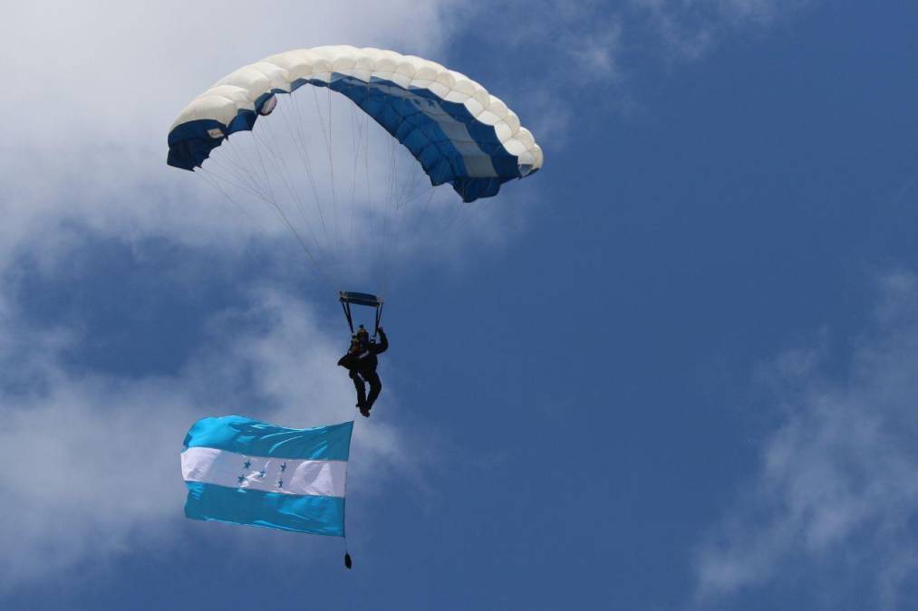 El coronel Matamoros fue el más ovacionado dentro del recinto del estadio, luego de que descendiera con un salto perfecto y que trayera atado a sus pies la bandera de Honduras.