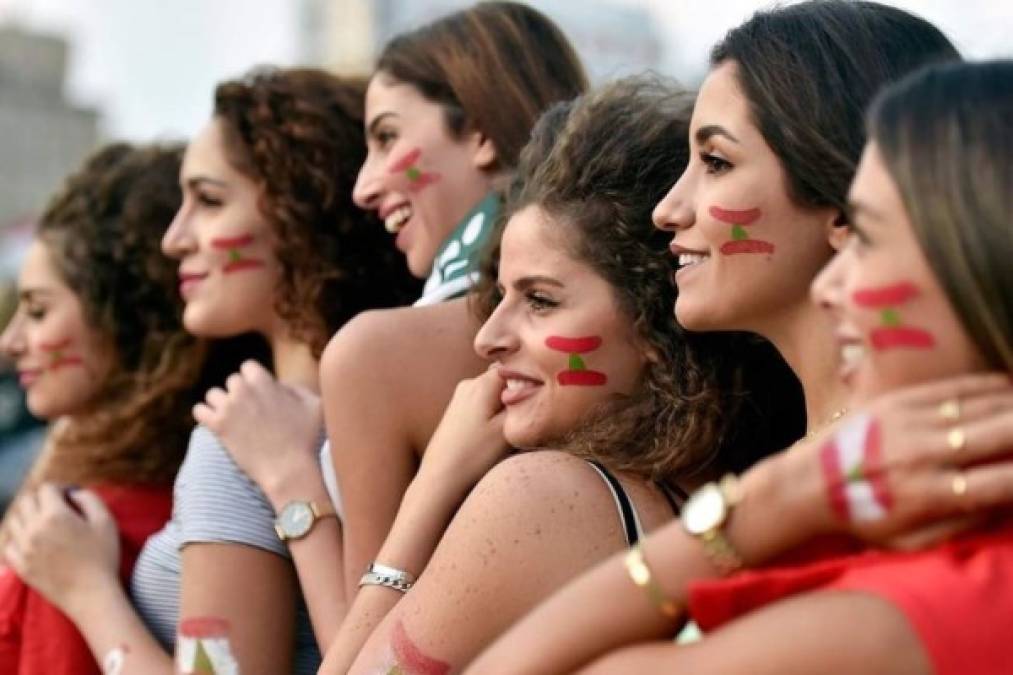 Saad al Hariri, primer ministro dimitió el 29 de octubre debido a las masivas protestas, pero las mismas aún siguen y las mujeres son las protagonistas de está histórica 'revolución' que comenzó con una convocatoria vía WhatsApp.<br/><br/>Mira a las mujeres más bellas del Líbano que se han viralizado por su presencia en las protestas: