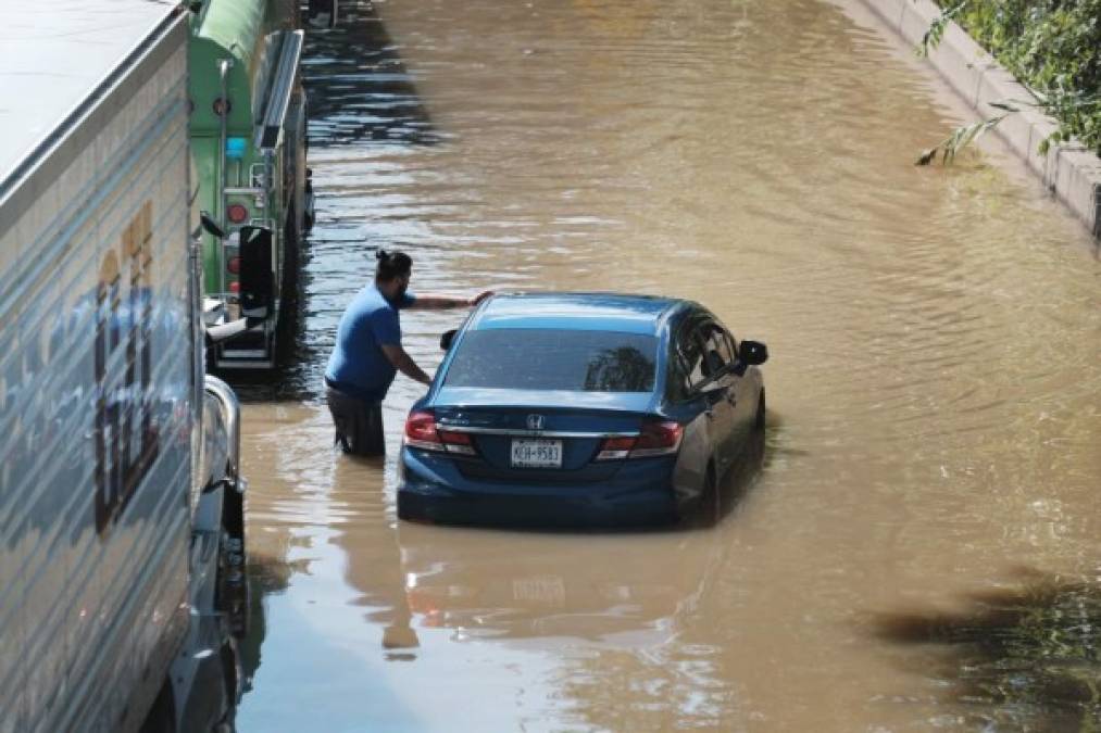 Al norte de Manhattan, en el exclusivo condado de Westchester, que todavía estaba embarrado el jueves por la tarde, un funcionario le dijo a CNN que tres personas que intentaron salir de sus autos murieron probablemente ahogadas.