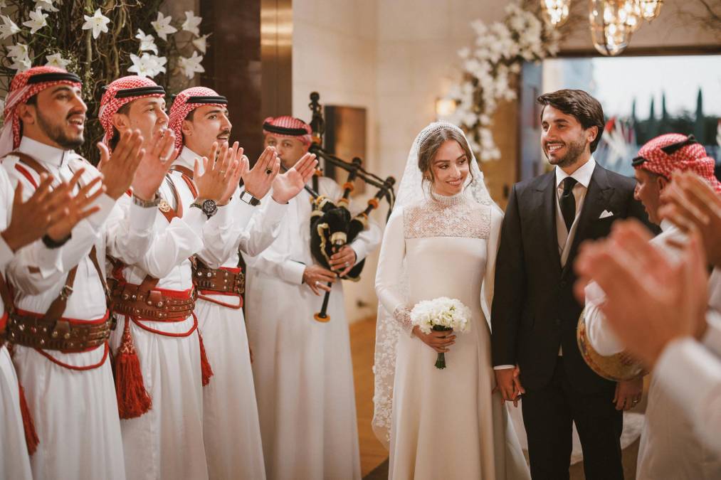 La televisión estatal retransmitió la ceremonia de matrimonio entre la princesa, nacida en 1996, y Jameel Alexander Thermiotis, en presencia del rey, de la reina Rania y de otros miembros de la familia real y de la familia del novio.