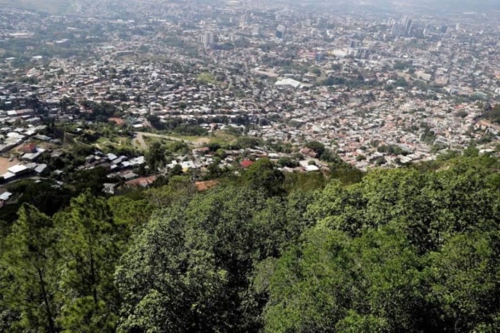 El daño ambiental que sufre Honduras también se refleja en ríos en cuyos cauces no tienen agua durante el verano, pero en el invierno se desbordan y causan severas inundaciones.