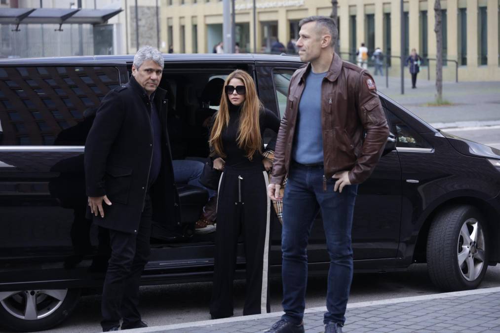 La cantante colombiana Shakira acudió esta mañana al Juzgado de primera instancia y familia número 18 de Barcelona para firmar el acuerdo sobre la custodia de sus hijos que pactaron tras su reciente separación. 