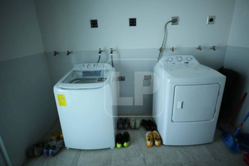 Los utileros del Olimpia tienen a su disposición dos lavadoras...