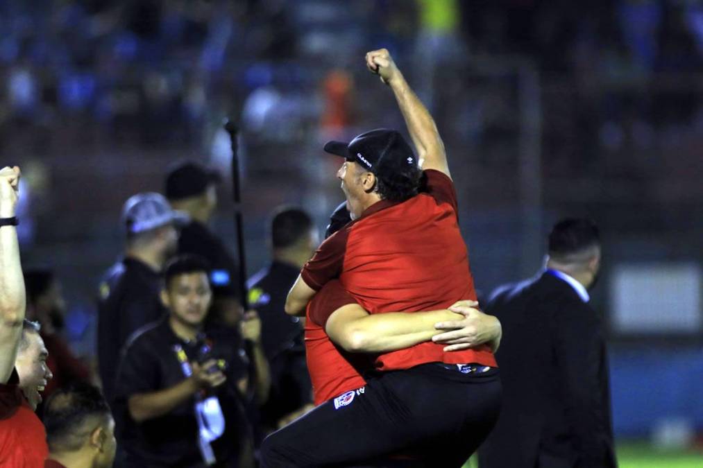 La eufórica celebración de Pedro Troglio tras el gol de Michaell Chirinos.