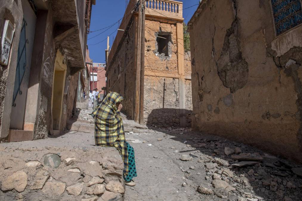 Una mujer se lamenta junto a un edificio dañado por el terremoto en Marrakech, Marruecos, 09 de septiembre 2023. 