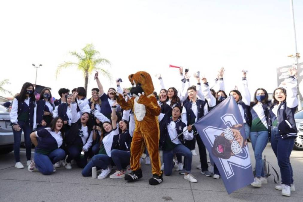 Los futuros bachilleres celebraron con gran algarabía la entrada a su último año en las aulas escolares.