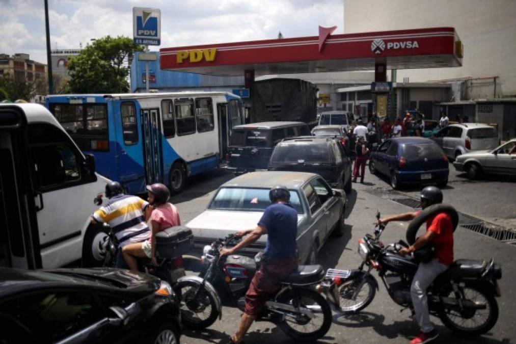 Las filas para abastecerse de gasolina no faltaron en las pocas estaciones de servicio que se encuentran abiertas.