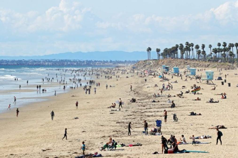 Las imágenes de las multitudes acudiendo a playas famosas como Malibú y Santa Mónica se hicieron virales en redes sociales.