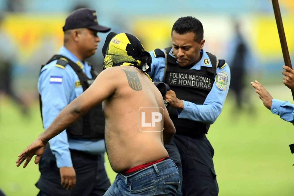 Los elementos policiales trataron de detener a los revoltosos aficionados del Real España.