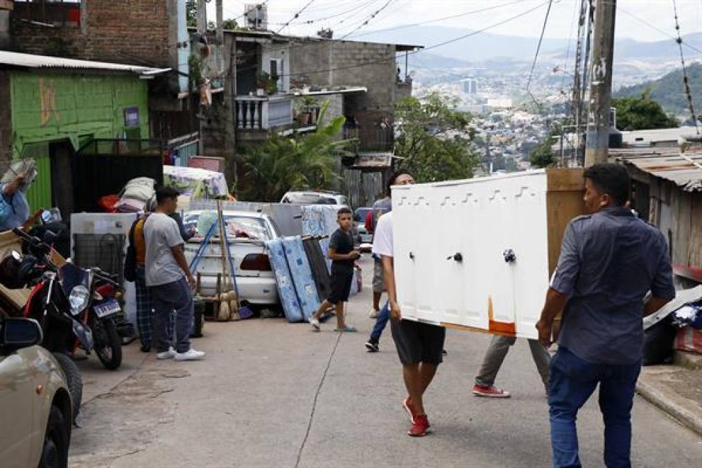 Los damnificados, con el apoyo de elementos de la Policía Militar, sacaban todas sus pertenencias y algunos sus mascotas, ante el grave peligro que representa seguir viviendo en los sectores afectados, en los que no han faltado los que no quieren irse aduciendo que es lo único que poseen y no desean vivir en albergues.