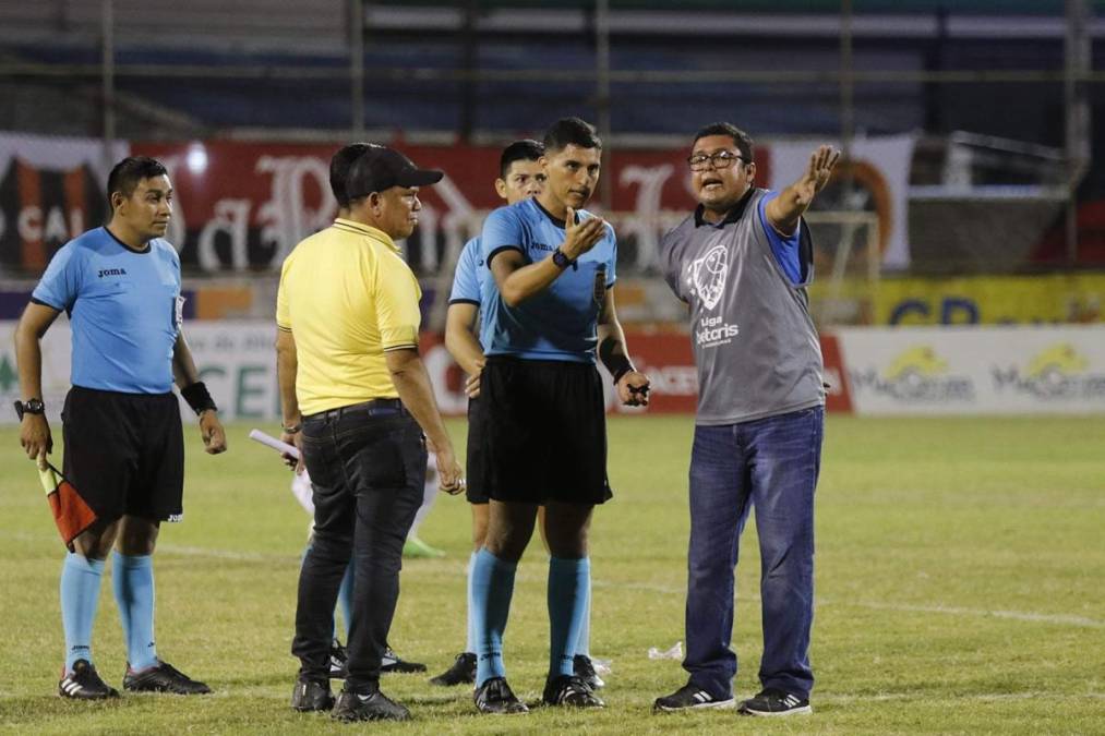 Rommel Salgado, entrenador del Platense, no estuvo tranquilo en la semifinal de ida por un boleto a la final del Clausura 2023 de la Liga de Ascenso.