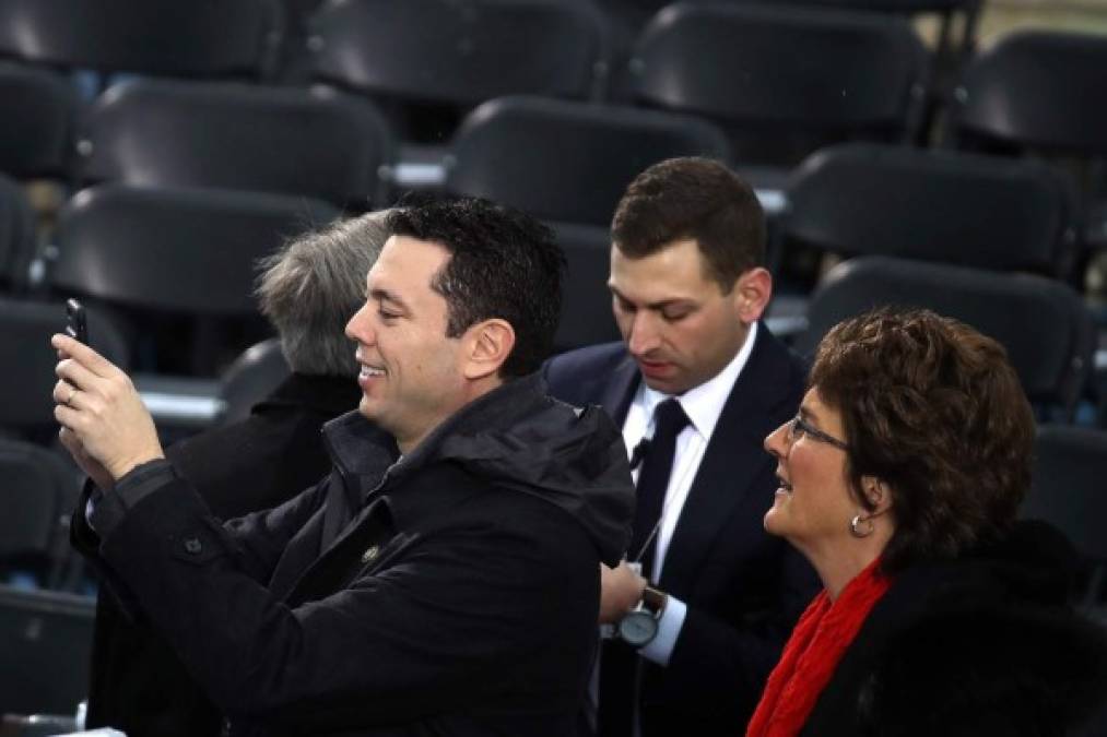 Los congresistas republicanos ya comenzaron a colocarse en las tribunas colocadas en el Capitolio.