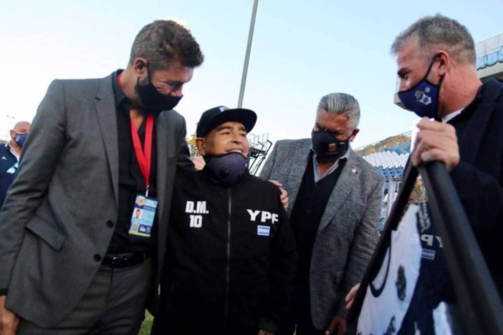 La última fotografía de Diego Maradona en un campo de fútbol. Fue en la cancha de Gimnasia de La Plata días después de su cumpleaños 60. Solo estuvo unos minutos y se tuvo que marchar ya que no se sintió bien de salud. Después fue operado por un hematoma subdural.