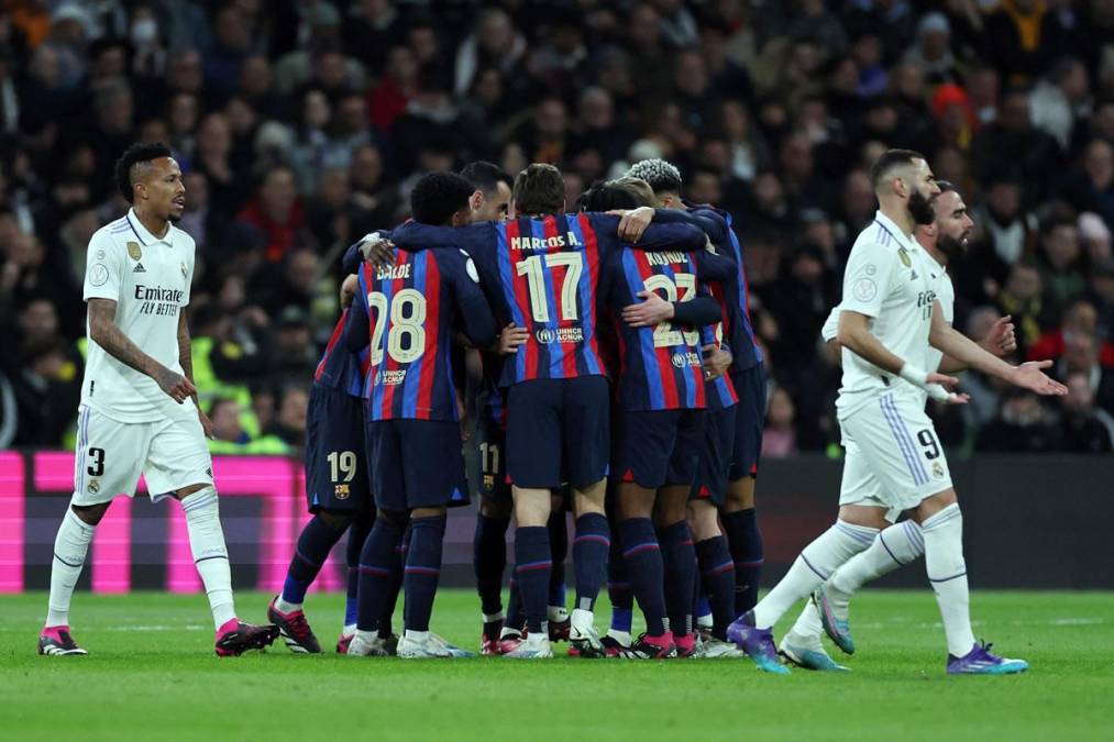 Jugadores del Barcelona celebrando el 0-1 ante Real Madrid tras el autogol de Éder Militao.