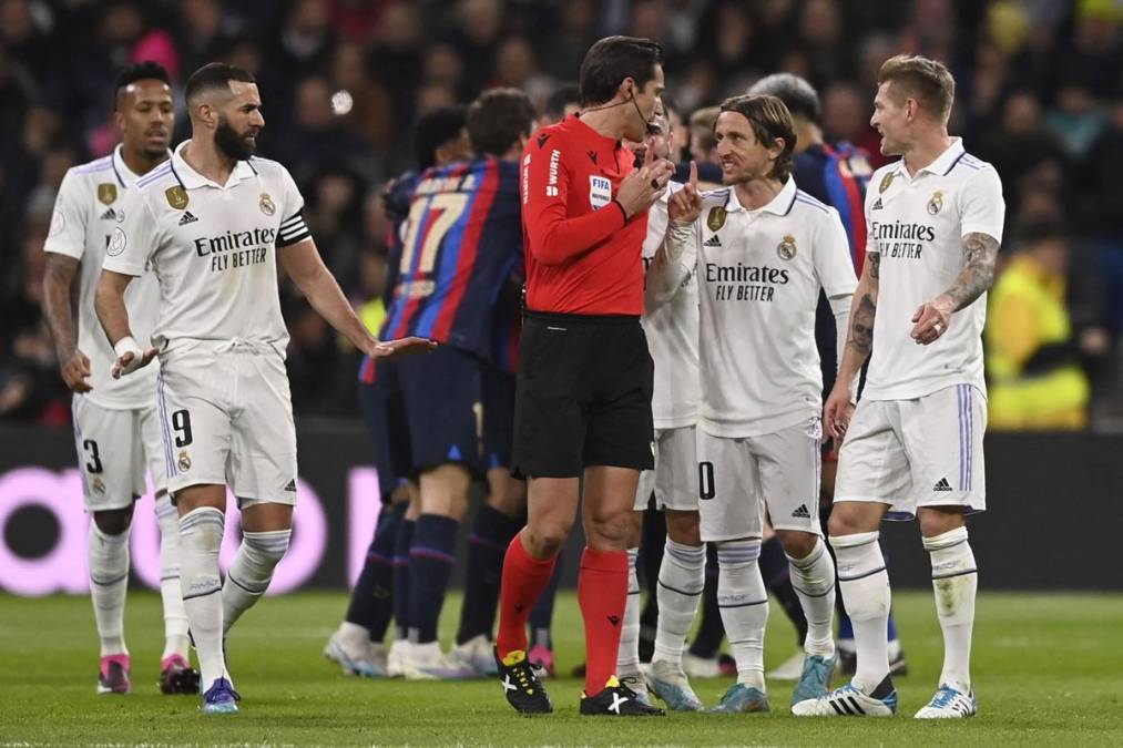 Luka Modric y Toni Kroos le reclamnn al árbitro José Luis Munuera Montero tras el gol del Barcelona.