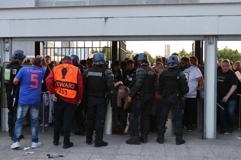 Los momentos de desórdenes y aglomeraciones en los accesos obligaron a un retraso de la hora de inicio de la final, que arrancó 36 minutos después del horario inicialmente previsto, y frustraron a varios espectadores, que habían pagado su entrada y se perdieron toda la primera mitad.