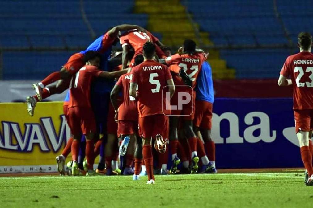 La unión de los canadienses celebrando el segundo gol de su equipo ante Honduras.