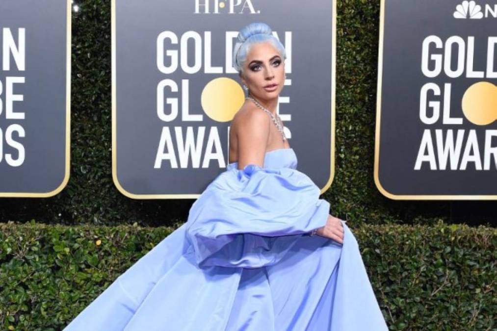 A Gaga le llovieron críticas en las redes sociales por su atuendo.