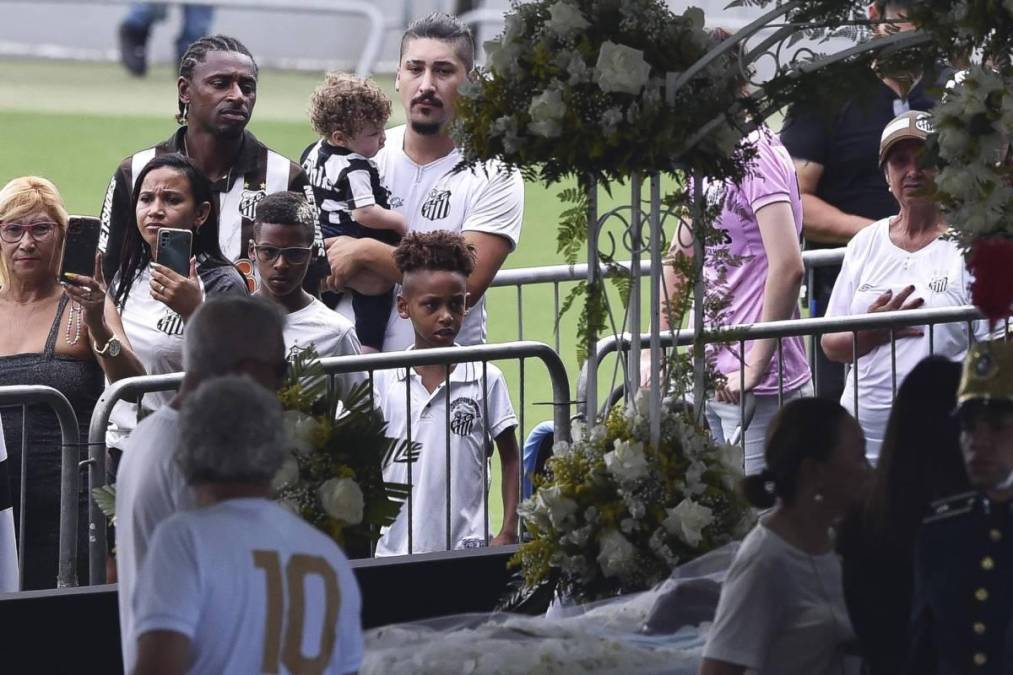 Dentro del estadio fue colocado el féretro abierto rodeado de coronas de flores blancas y cubierto al atardecer con una bandera de Brasil.