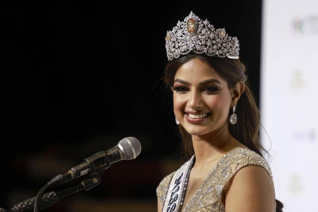 Miss Universo 2021 Harnaaz Sandhu (Miss India) habla con los periodistas después de ganar el 70 concurso de belleza de Miss Universo en la ciudad costera de Eilat, en el sur del Mar Rojo, en Israel. 