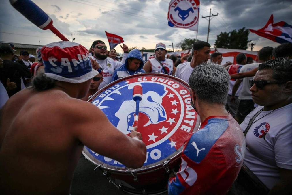 Un gran ambiente el de la Ultra Fiel previo al duelo entre Olimpia y Marathón.