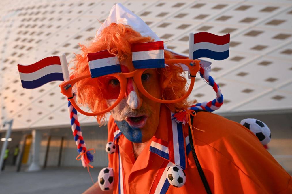 Un aficionado neerlandés previo al encuentro debut de Países Bajos ante Senegal. 