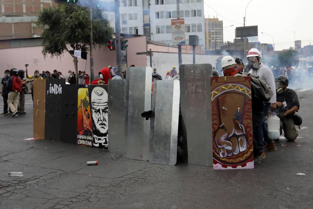 Batalla campal en Lima tras rechazo del Congreso a adelantar las elecciones en Perú